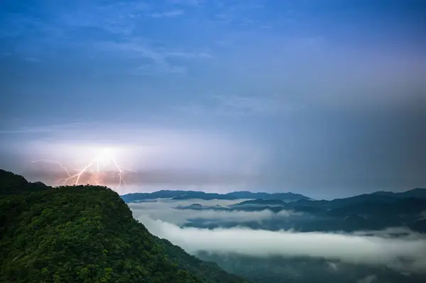 Lightning and thunder, the sky and clouds are unpredictable. Erge Park in Shiding District, New Taipei City after the summer rain.