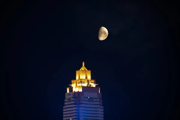 Лунные Городские Ночи Красота Городских Огней Сияющая Луна Наслаждайтесь Ночным — стоковое фото