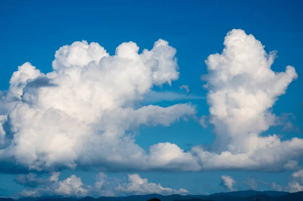 Nature Canvas Dynamic White Clouds Drifting Mountain Blue Sky Inglês — Fotografia de Stock