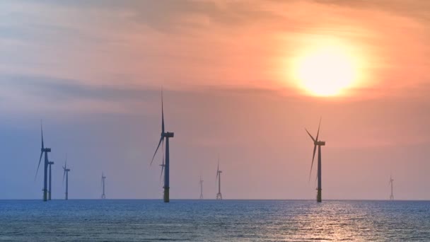 Los Fanáticos Las Turbinas Eólicas Giran Sobre Brillante Mar Nubes — Vídeo de stock
