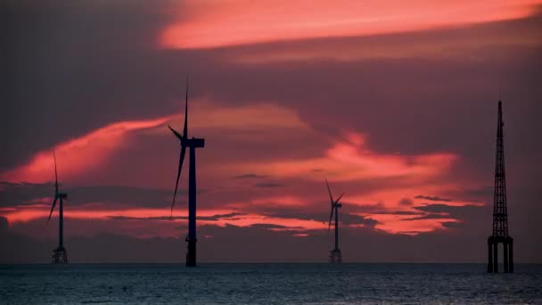 Fans Van Windturbines Draaien Sprankelende Zee Dynamische Wolken Bij Zonsondergang — Stockvideo