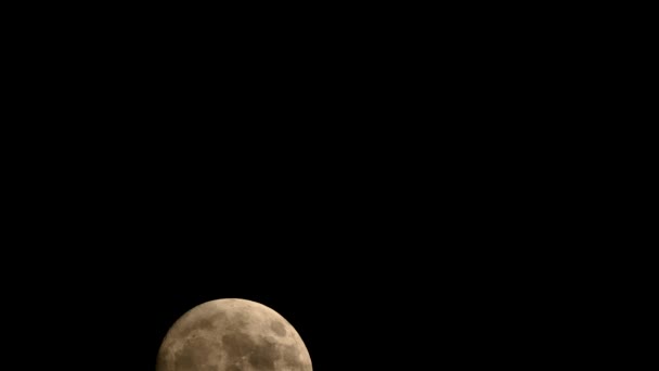 Księżyc Jest Zasłonięty Przez Chmury Gdy Wschodzi Księżyc Jest Zasłonięty — Wideo stockowe