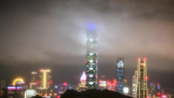 台风来袭前夕 快速移动的云雾笼罩了整个城市 灯光和建筑结合在一起 形成了梦幻般的风景 — 图库视频影像