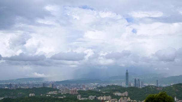 Dynamisch Veranderende Diverse Lagen Witte Wolken Stad Witte Wolken Groene — Stockvideo