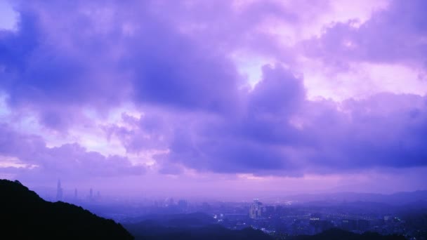 Ввечері Хмари Над Містом Поступово Перетворювалися Темні Хмари Вплив Зміни — стокове відео