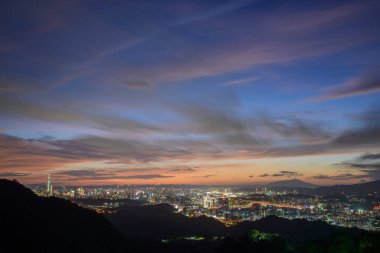 Fantezi turuncu gökyüzü. Taipei şehrinin hareketli ve hareketli gece sahnesi. Dağlarla çevrili şehrin gece manzarası puslu ve rüya gibi. Dajianshan, Tayvan