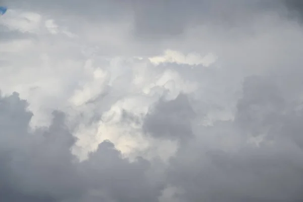 Camadas Dinâmicas Diversas Nuvens Brancas Sobre Cidade Nuvens Movem Rapidamente — Fotografia de Stock