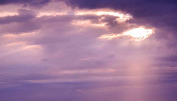 Sinar Crepuscular Sinar Matahari Melewati Celah Atau Tepi Awan Mengaburkan — Stok Foto