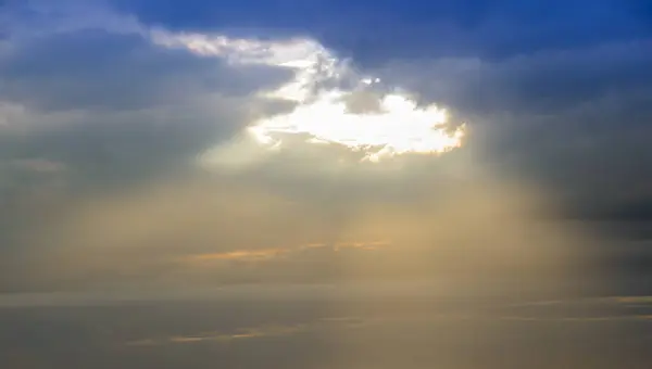 Crepuscular Ray Luz Solar Passa Através Lacunas Bordas Nuvens Obscurecedoras — Fotografia de Stock
