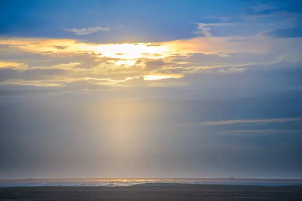 Rayo Crepuscular Luz Del Sol Pasa Través Huecos Bordes Nubes — Foto de Stock