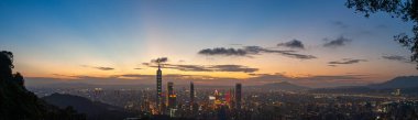 Urban Splendor Gece: Büyüleyici Şehrin Üzerinde Dinamik Bulutları İzlemek. Tayvan 'daki Dört Canavar Dağından Taipei şehrinin manzarası