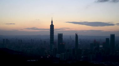 Urban Splendor Gece: Büyüleyici Şehrin Üzerinde Dinamik Bulutları İzlemek. Tayvan 'daki Dört Canavar Dağından Taipei şehrinin manzarası