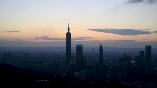 夜の都市スプレンダー ダイナミッククラウドを見る ダズリングシティスケープの上 台湾四獣マウンテントレイルからの台北市の景色 — ストック動画