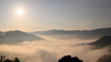 Güneşin turuncu-kırmızı parıltısı bulutların azgın denizini aydınlattı. Sabah erkenden çay bahçeleri, bulutlar denizi ve gün doğumu, Pinglin Bölgesi, New Taipei.