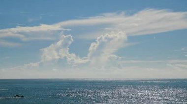 Mavi deniz, mavi gökyüzü ve sürekli değişen beyaz bulutlar. Çok rahatlatıcı. Guishan Adası (Kaplumbağa Adası) Pasifik Okyanusu 'nda bir volkanik adadır. Tayvan