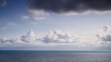 Mavi deniz, mavi gökyüzü ve sürekli değişen beyaz bulutlar. Çok rahatlatıcı. Guishan Adası (Kaplumbağa Adası) Pasifik Okyanusu 'nda bir volkanik adadır. Tayvan