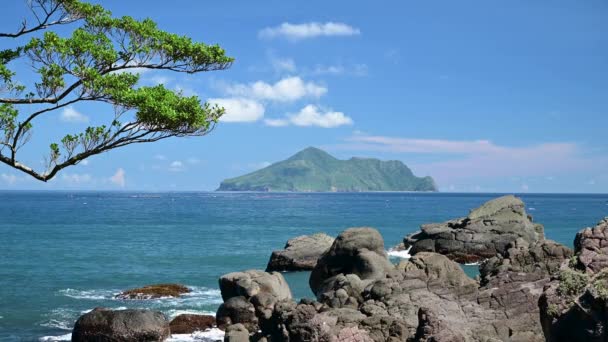 白い雲が変化する青い海と青い空 小さな島と岩について ギシャン島 タートル島 は太平洋の火山島である — ストック動画