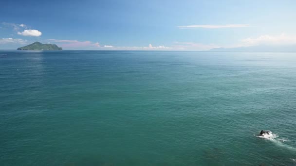 Błękitne Morze Błękitne Niebo Zmieniającymi Się Białymi Chmurami Małe Wyspy — Wideo stockowe