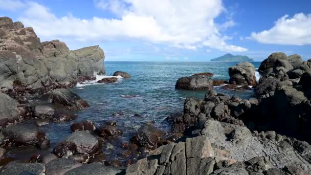 蓝海蓝天 白云不断变化 小岛和岩石 贵山岛 海龟岛 是太平洋的一个火山岛 — 图库视频影像