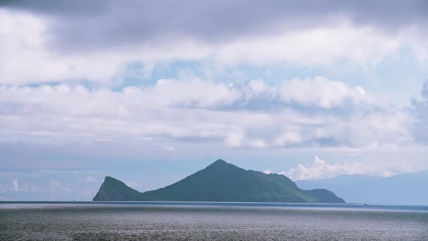 白い雲が変化する青い海と青い空 小さな島と岩について ギシャン島 タートル島 は太平洋の火山島である — ストック動画