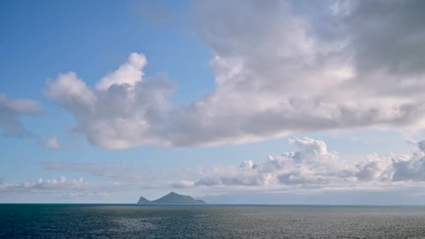 Mavi Deniz Mavi Gökyüzü Değişen Beyaz Bulutlar Küçük Adalar Kayalar — Stok video