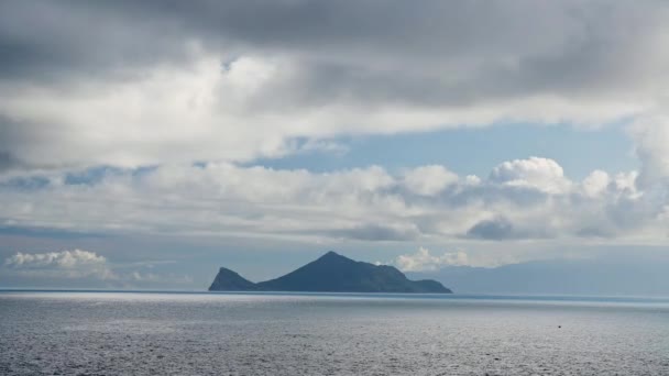Błękitne Morze Błękitne Niebo Zmieniającymi Się Białymi Chmurami Małe Wyspy — Wideo stockowe