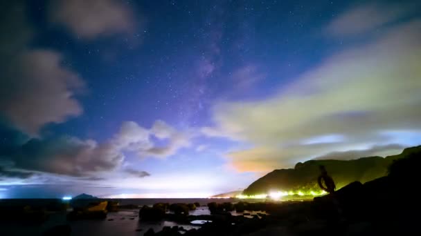 Barco Pesca Luzes Beira Mar Láctea Nuvens Dinâmicas Céu Ilha — Vídeo de Stock