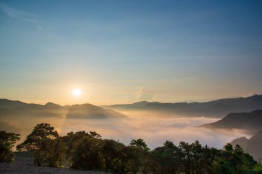 Güneşin turuncu-kırmızı parıltısı bulutların azgın denizini aydınlattı. Sabah erkenden çay bahçeleri, bulutlar denizi ve gün doğumu, Nanshan Tapınağı.