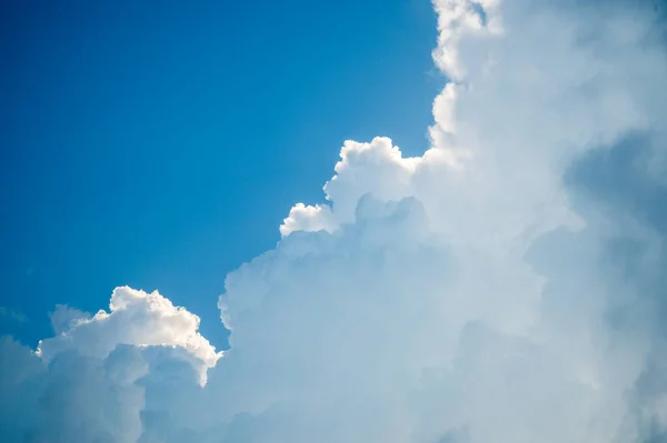 Langit Biru Dan Awan Putih Yang Tak Terduga Menakjubkan Alam — Stok Foto