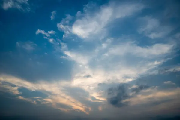 Céu Azul Nuvens Brancas Imprevisíveis Natureza Incrível Impacto Das Alterações — Fotografia de Stock