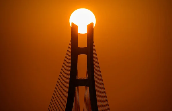 日落时的桥墩和城市轮廓 新台北桥横跨大井河 那是一座斜拉桥 — 图库照片
