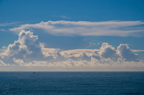 Blaues Meer Blauer Himmel Und Ständig Wechselnde Weiße Wolken Ist — Stockfoto