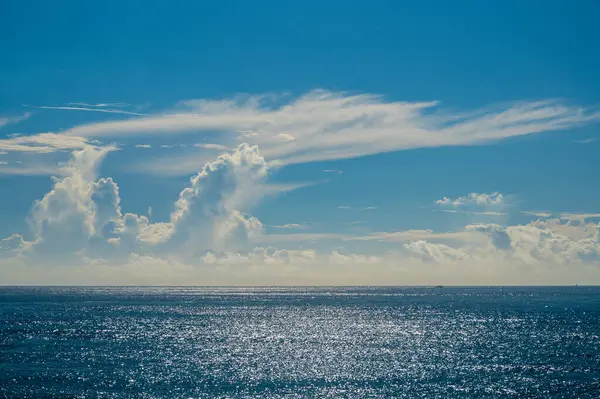 Błękitne Morze Błękitne Niebo Ciągle Zmieniające Się Białe Chmury Bardzo — Zdjęcie stockowe
