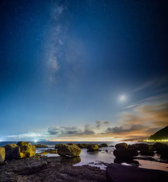 渔船在海滨点灯 银河和天空中的云彩 贵山岛 海龟岛 是太平洋的一个火山岛 — 图库照片