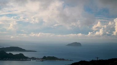 Mavi deniz, mavi gökyüzü ve dinamik beyaz bulutlar. Jiufen, New Taipei City, Tayvan 'dan Keelung Adası manzarası.