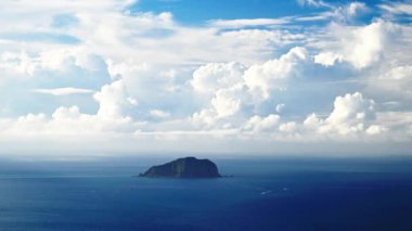 Mavi deniz, mavi gökyüzü ve dinamik beyaz bulutlar. Jiufen, New Taipei City, Tayvan 'dan Keelung Adası manzarası.