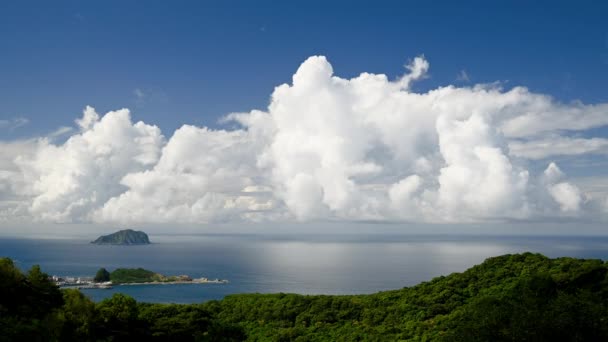 青い海 青い空 そしてダイナミックな白い雲 新台北市からキールン島の眺め — ストック動画