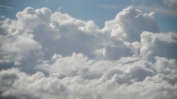 Blå Himmel Och Oförutsägbara Vita Moln Fantastisk Natur Utsikt Över — Stockvideo