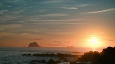 Morning Seaside Beauty: Sunrise and Sunlight on the Rocks. Sabahın erken saatlerinde Keelung Adası 'nın güneşin doğuşunun tadını çıkar..