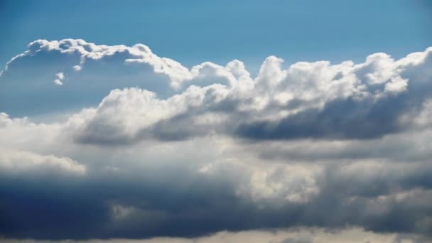 Mavi Gökyüzü Öngörülemez Beyaz Bulutlar Nanılmaz Bir Doğa Sınırsız Mavi — Stok video
