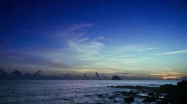 Sahil Uyanışı: Kıyı Kayalıkları 'nda Gündoğumu ve Güneş Işıkları. Sabahın erken saatlerinde Keelung Adası 'nın güneşin doğuşunun tadını çıkar..