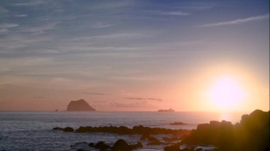 Rising Sun 's Radiance: Beachside Sunrise ve Rocky Serenity. Sabahın erken saatlerinde Keelung Adası 'nın güneşin doğuşunun tadını çıkar..