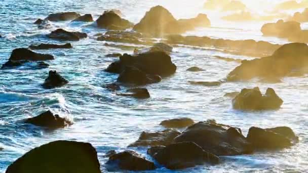 沿岸サンライズマジック シーサイドロックを照らす日光 早朝にケルン島の日の出を眺める — ストック動画