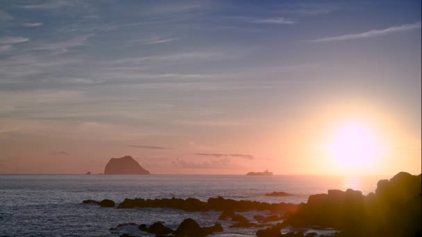 Rising Sun Radiance Beachside Sunrise Och Rocky Serenity Njut Soluppgången — Stockvideo