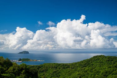 Mavi deniz, mavi gökyüzü ve dinamik beyaz bulutlar. Jiufen, New Taipei City, Tayvan 'dan Keelung Adası manzarası.