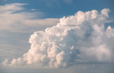 Mavi gökyüzü ve öngörülemez beyaz bulutlar. İnanılmaz bir doğa. Sınırsız Mavi Gökyüzü 'nde Değişen Bulut Bale' sinin açılışı.