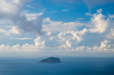 Mavi deniz, mavi gökyüzü ve dinamik beyaz bulutlar. Jiufen, New Taipei City, Tayvan 'dan Keelung Adası manzarası.