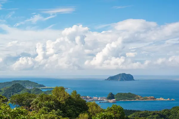 Mavi deniz, mavi gökyüzü ve dinamik beyaz bulutlar. Jiufen, New Taipei City, Tayvan 'dan Keelung Adası manzarası.
