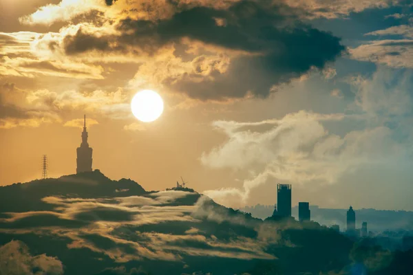 Evening Elegance Sunbeams Cloud Motion Cityscape Silhouette Siluetas Ciudad Atardecer — Foto de Stock