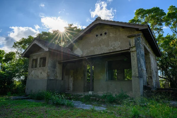 Uma Casa Abandonada Encosta Céu Azul Nuvens Brancas Luz Sol — Fotografia de Stock